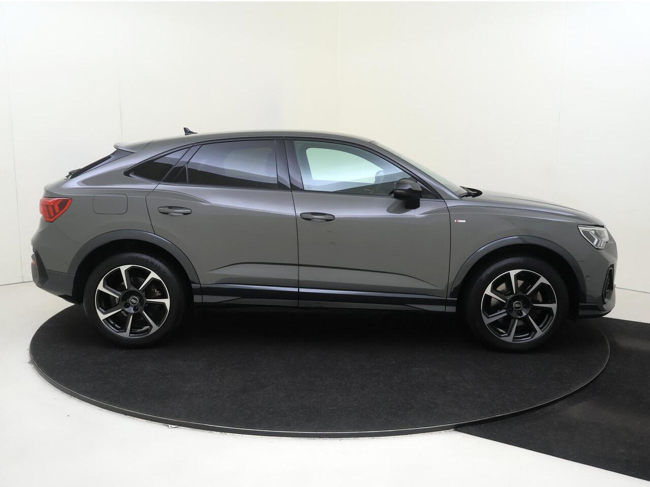 Audi Q3 Sportback 45 TFSI e S Edition | Parkeerassistent | Achteruitrijcamera | Stoelverwarming | Dodehoek detectie | Adaptieve cruise control | Audi virtual cockpit | Navigatie |