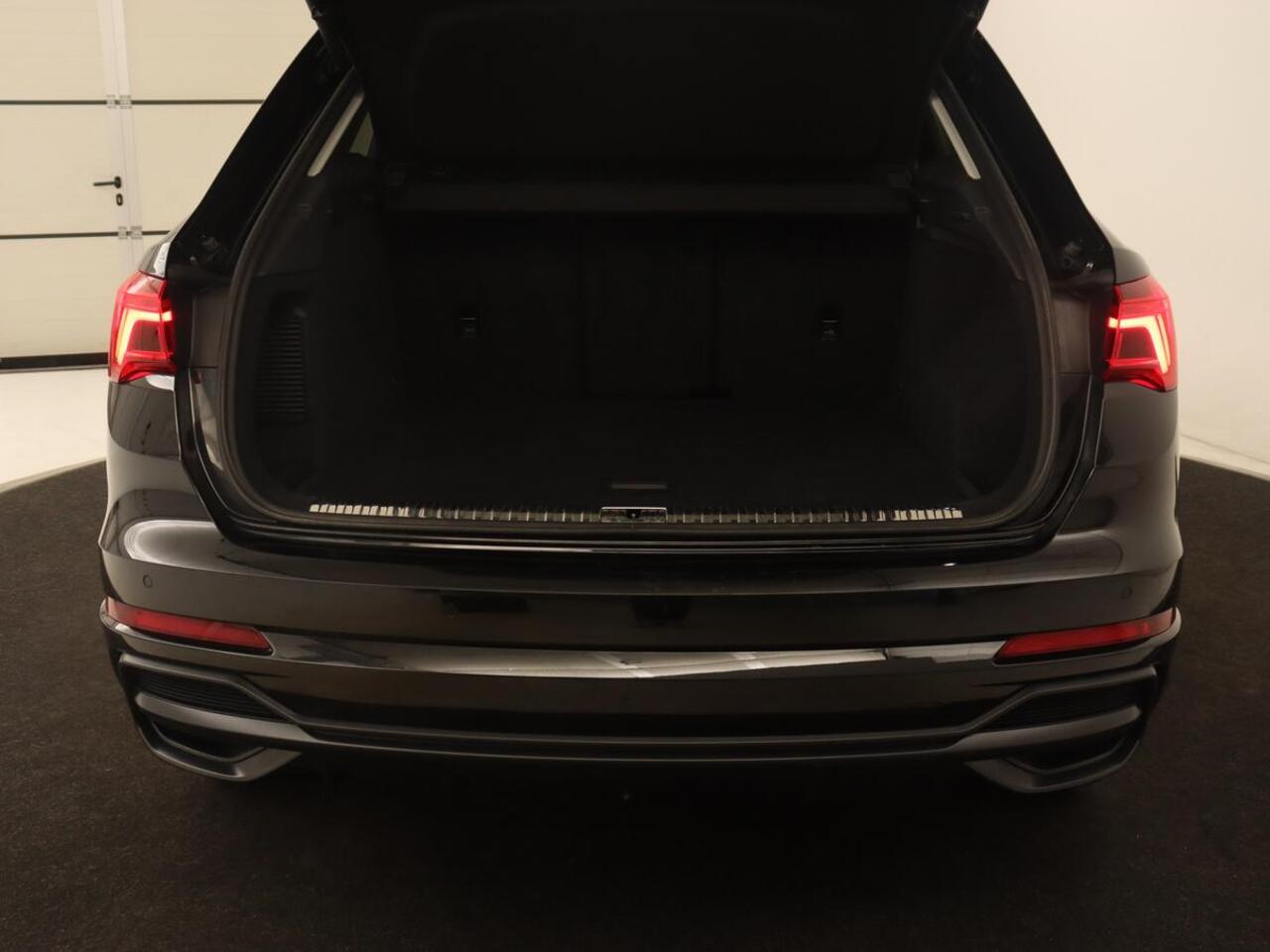 Audi Q3 45 TFSI e S edition | Stoelverwarming | Adaptive cruise | Virtual Cockpit | Half leder | Camera | Carplay | Sportstoelen | Navigatie | Full LED | PHEV | Plug In