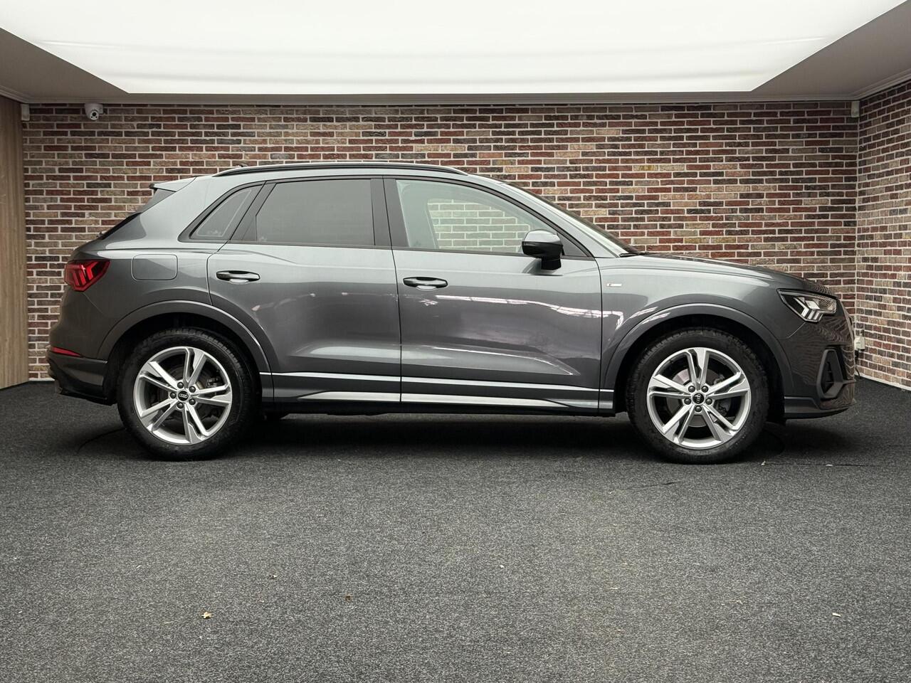 Audi Q3 35 TFSI S-Line | Apple carplay & Android auto | Matrix | Elektr. trekhaak | Key Less | 12 maanden Garantie