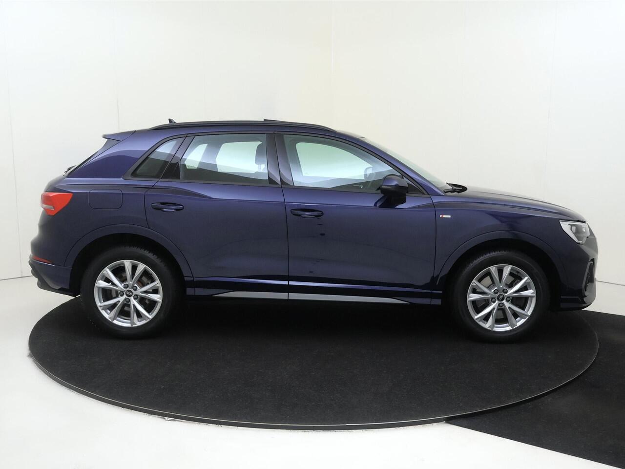 Audi Q3 45 TFSI e S edition | Panoramadak | Trekhaak | Navigatie Plus | Dodehoek detectie | Keyless | Achteruitrijcamera | Cruise control | CarPlay |