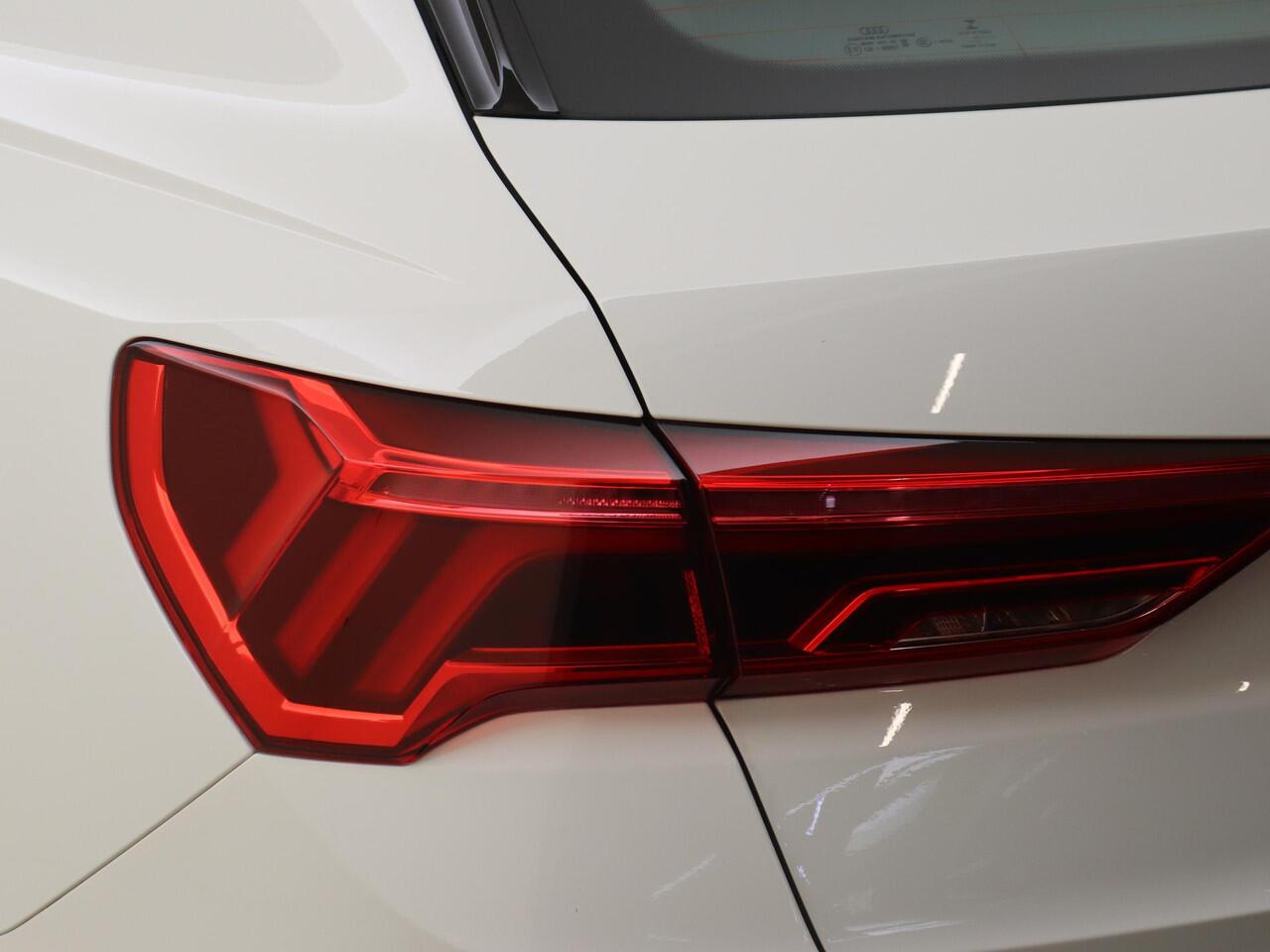 Audi Q3 45 TFSI e S edition | SoH 93% | Full LED verlichting | CarPlay | Dodehoek detectie | Grootlichtassistent | Rijprogramma 'Drive Select' | Lane- en frontassist |