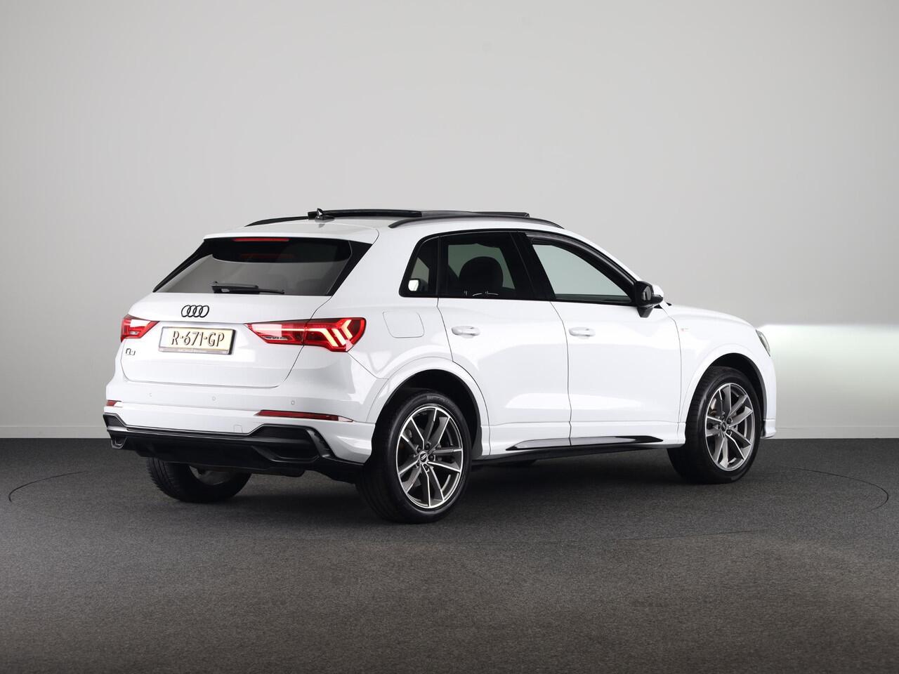Audi Q3 45 TFSI e S edition 245pk | Panoramadak | Navgatie | Keyless Entry | Matrix Led |