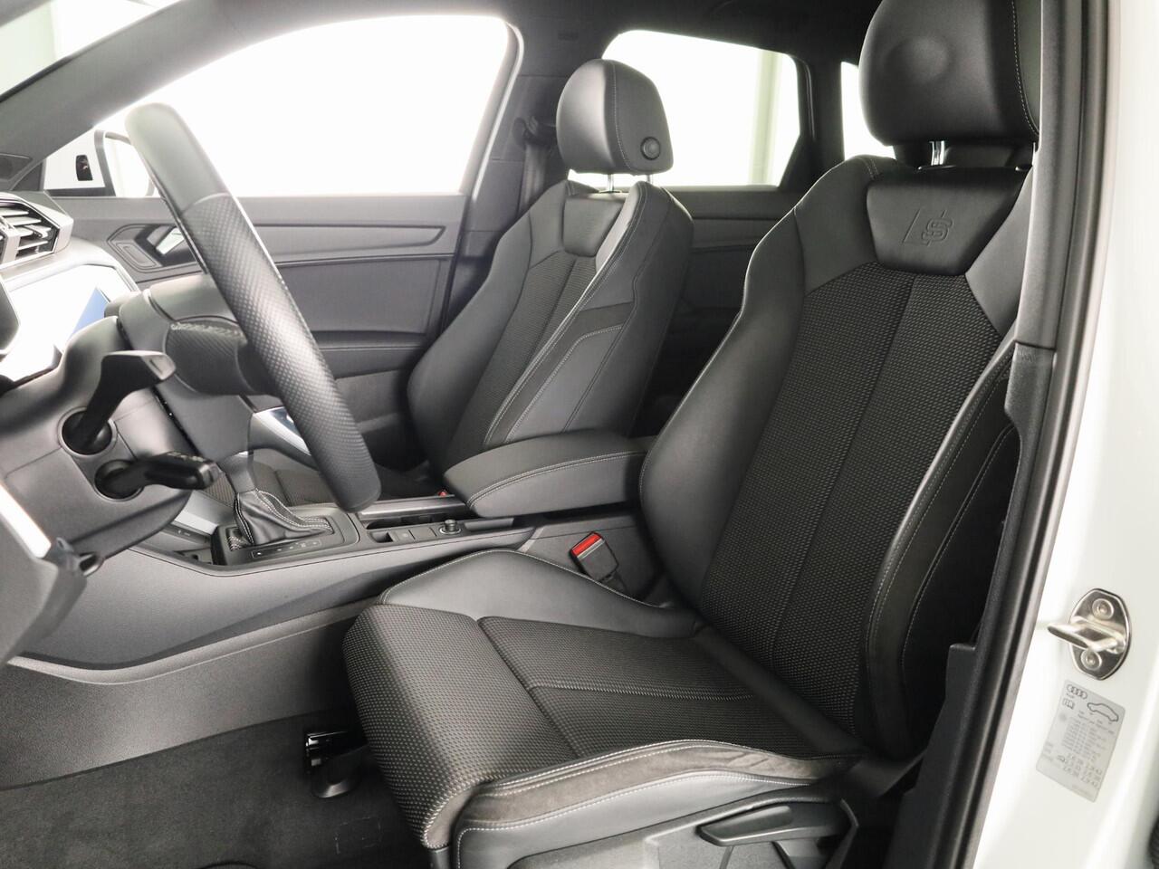 Audi Q3 45 TFSI e S edition 245pk | Panoramadak | Navgatie | Keyless Entry | Matrix Led |