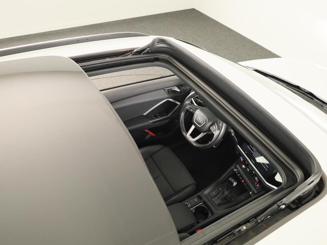 Audi Q3 45 TFSI e S edition 245pk | Panoramadak | Navgatie | Keyless Entry | Matrix Led |