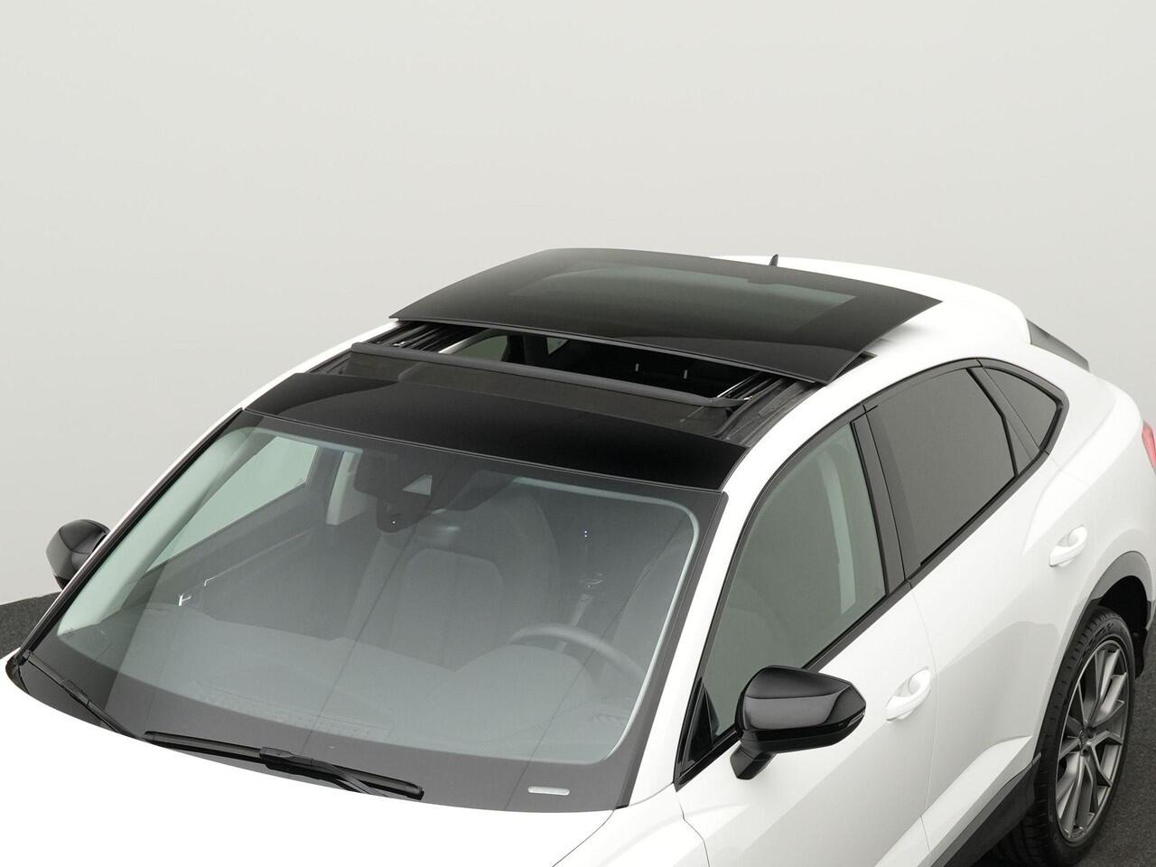 Audi Q3 Sportback 45 TFSI e 245 pk S-tronic | Matrix LED | Panoramadak | Optiekpakket zwart | Cruise control | Stoelverwarming | SONOS sound | 20 inch lichtmetalen velgen