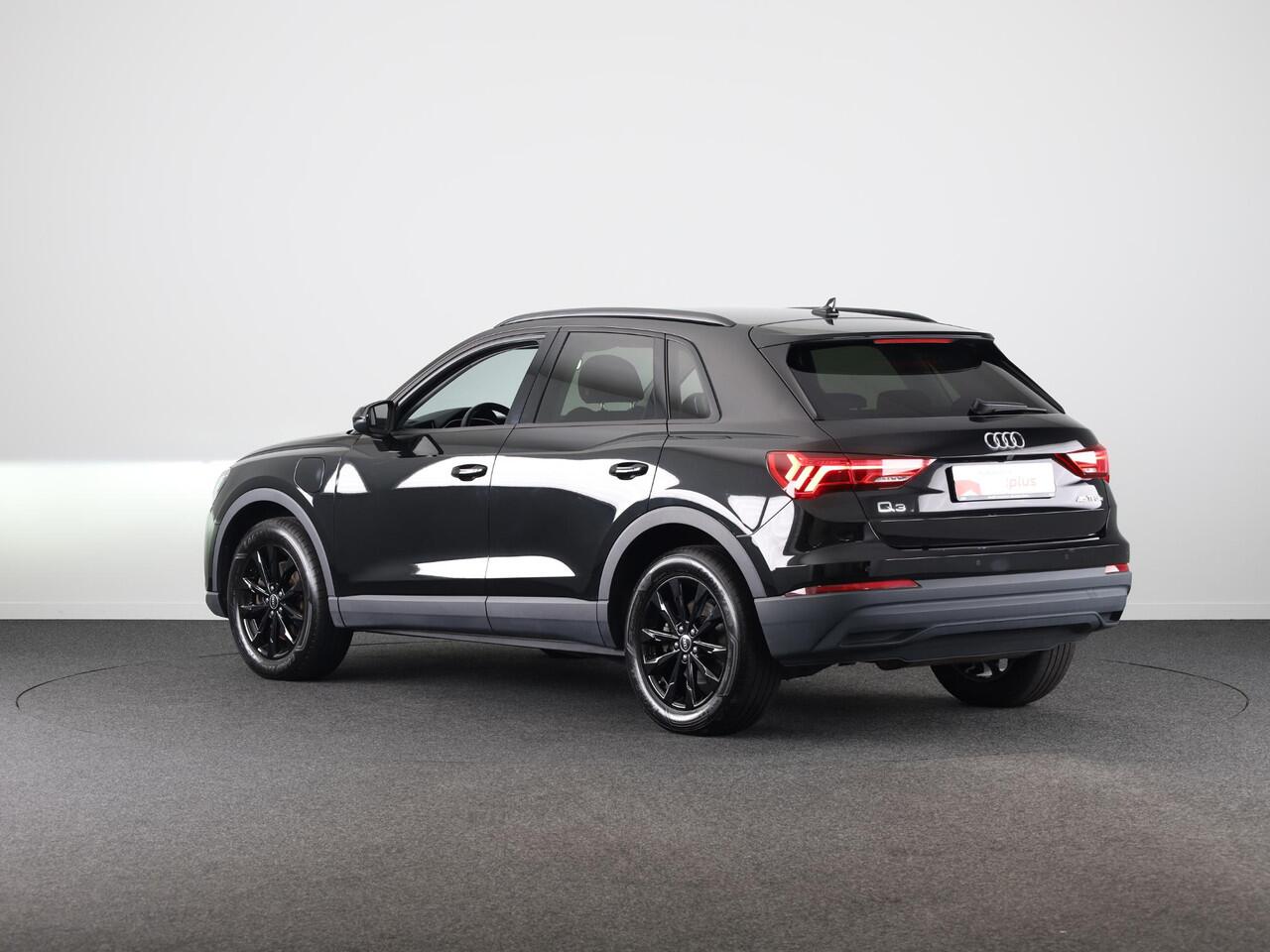 Audi Q3 45 TFSI e Business Edition 245 pk S-tronic | Navigatie | Elektr. trekhaak | Parkeersensoren | Achteruitrijcamera | LED koplampen | Stoelverwarming |