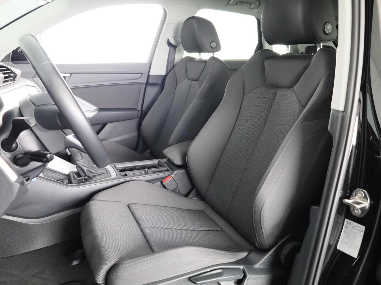 Audi Q3 45 TFSI e Business Edition 245 pk S-tronic | Navigatie | Elektr. trekhaak | Parkeersensoren | Achteruitrijcamera | LED koplampen | Stoelverwarming |