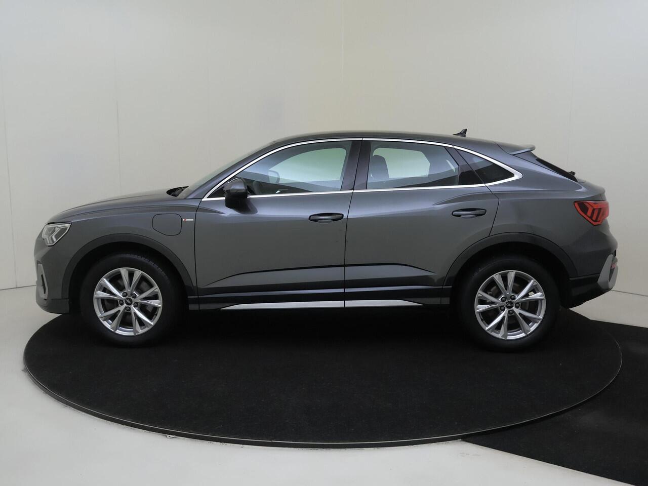 Audi Q3 Sportback 45 TFSI e S Edition | Dodehoek detectie | Adaptieve cruise control | Stoelverwarming | CarPlay | Elektrische achterklep | Parkeersensoren | S-line interieur |