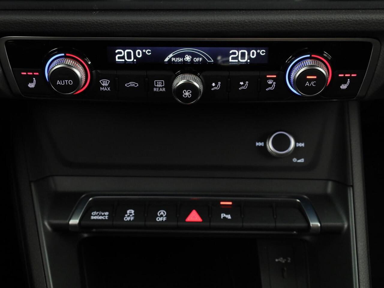 Audi Q3 Sportback 35 TFSI S Edition 150PK S-tronic | Afgevlakt stuurwiel | S-line in & exterieur | Audi drive select | Elektrische kofferbak |