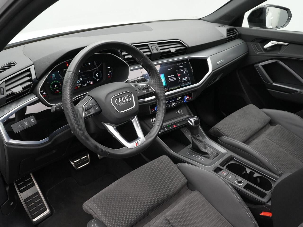 Audi Q3 Sportback 45 TFSI e 245 pk S-tronic S Edition / S-Line | Panoramadak | Trekhaak | Rondomzicht camera | Stoel- stuurverwarming | Optiekpakket zwart plus | ACC | | Privacy glas | 19 inch
