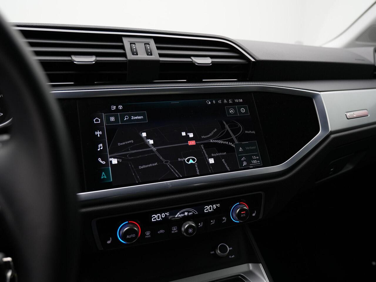 Audi Q3 45 TFSI e 245 pk S-tronic Business Edition | Panoramadak | Matrix LED | Sonos | Rondomzicht camera | Stoelverwarming | Navigatie