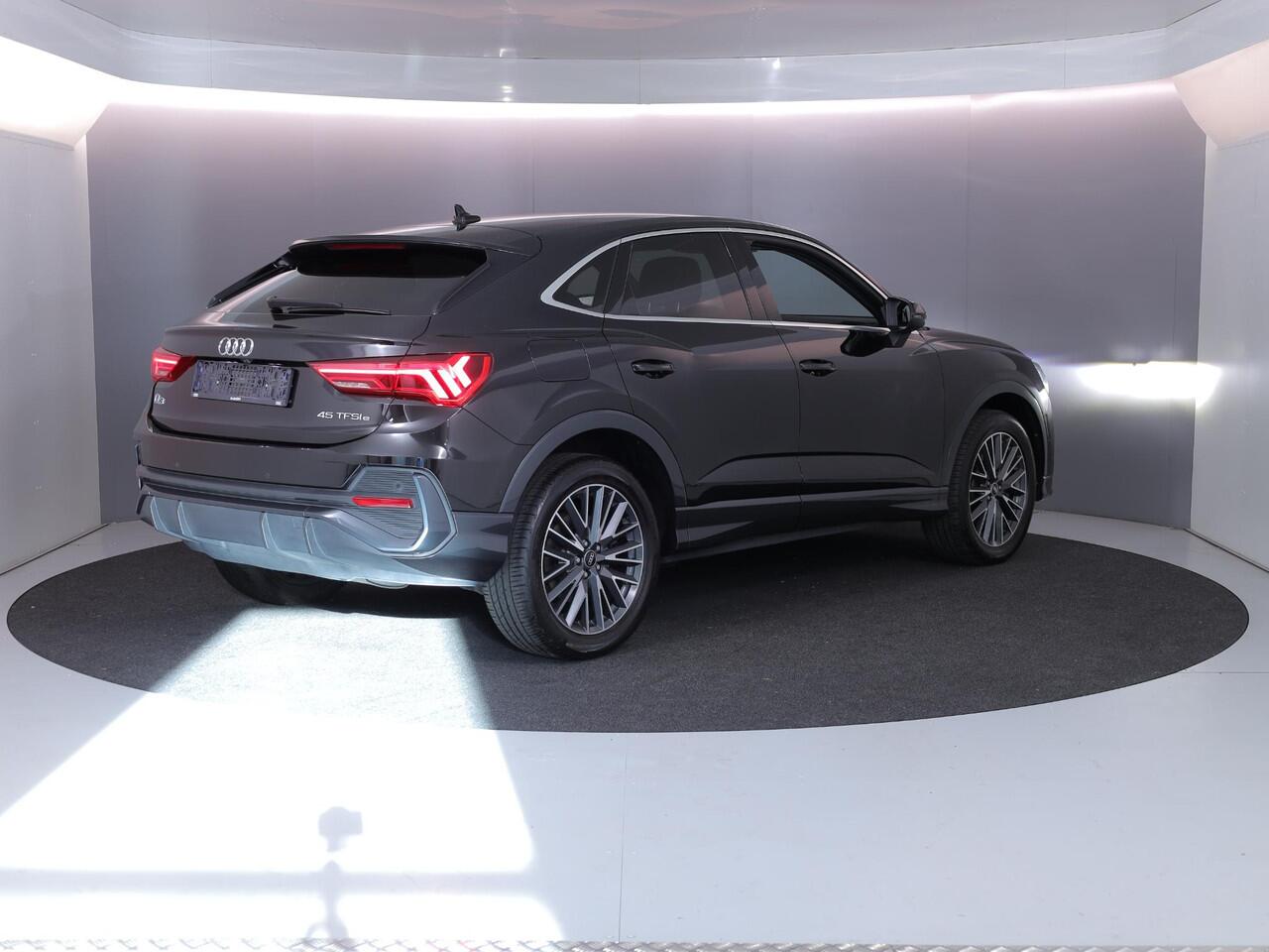 Audi Q3 Sportback 45 TFSI e Edition 245 pk S-tronic | Navigatie | Parkeersensoren (Park assist) | Achteruitrijcamera | Stoelverwarming | Adaptieve cruise control | Lederen bekleding |