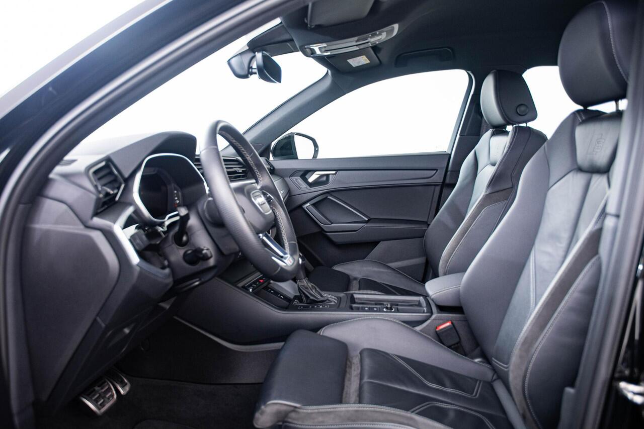 Audi Q3 45 TFSI e S edition Stoelenverwarming voor - Sportstoelen - Achterbank plus - Audi virtual cockpit plus - Parkeerhulp plus - Cruise control - Audi drive select - Automatisch bedienbare achterklep - Binnenspiegel automatisch dimmend -