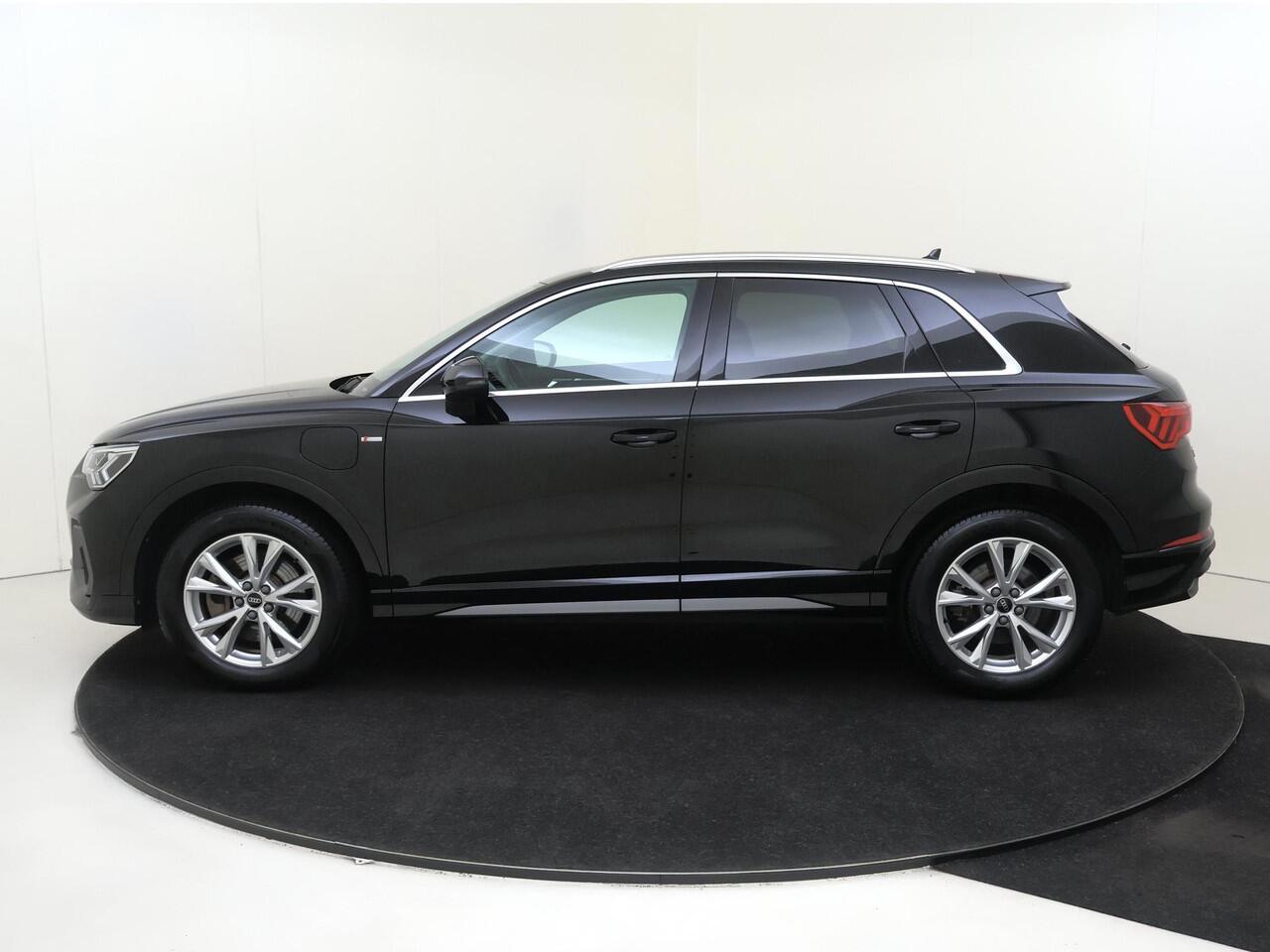 Audi Q3 45 TFSI e S edition | Parkeersensoren | Dodehoek detectie | Adaptieve cruise control | Stoelverwarming | CarPlay | Audi virtual cockpit | Electronic climate control |