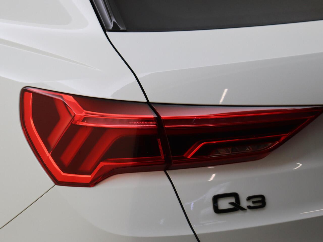 Audi Q3 45 TFSI e S edition | Panoramadak | Trekhaak | SONOS audio | Achteruitrijcamera | Dodehoek detectie | Keyless | Audi virtual cockpit |