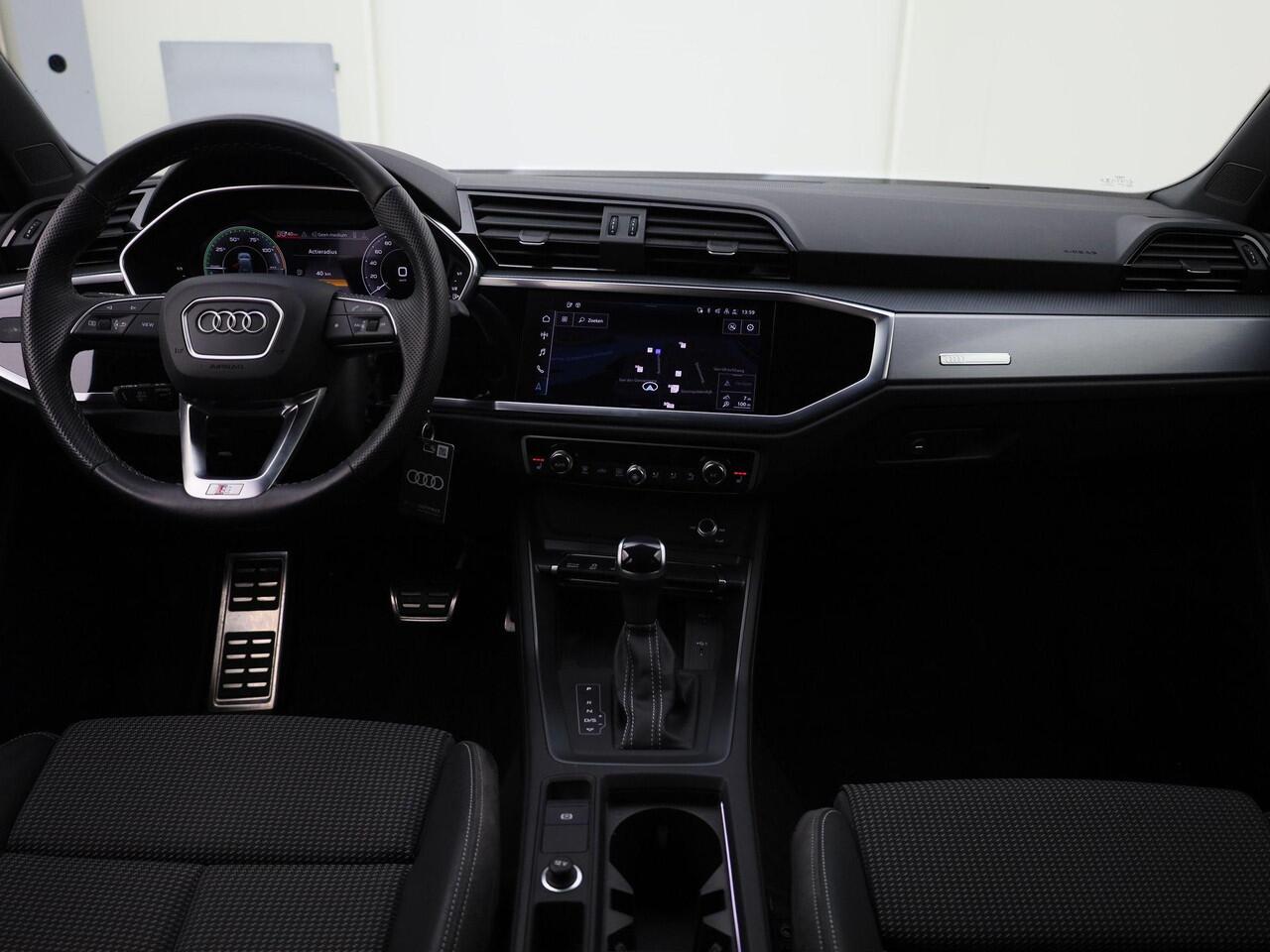 Audi Q3 45 TFSIe 245pk S Line interieur · Leder/stof · Adaptive Cruise Control · 19"Lmv · Navigatie · Stoelverwarming ·