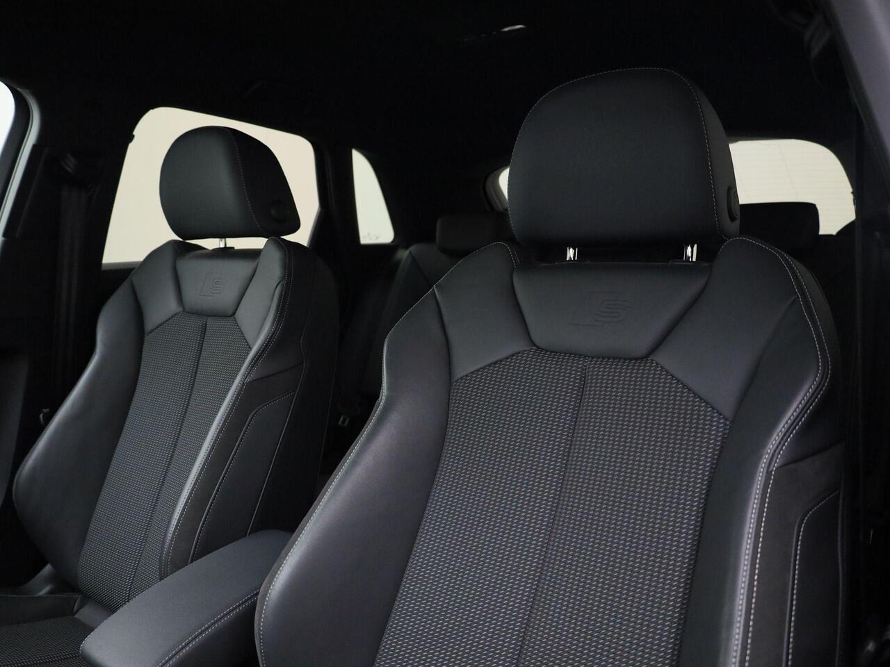 Audi Q3 45 TFSIe 245pk S Line interieur · Leder/stof · Adaptive Cruise Control · 19"Lmv · Navigatie · Stoelverwarming ·