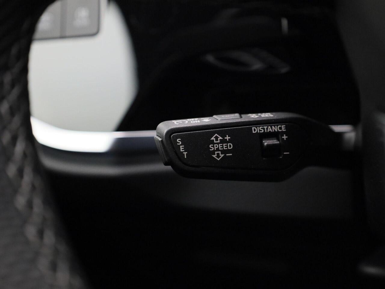 Audi Q3 45 TFSIe 245pk S Line interieur · Leder/stof · Adaptive Cruise Control · 19"Lmv · Navigatie · Stoelverwarming ·