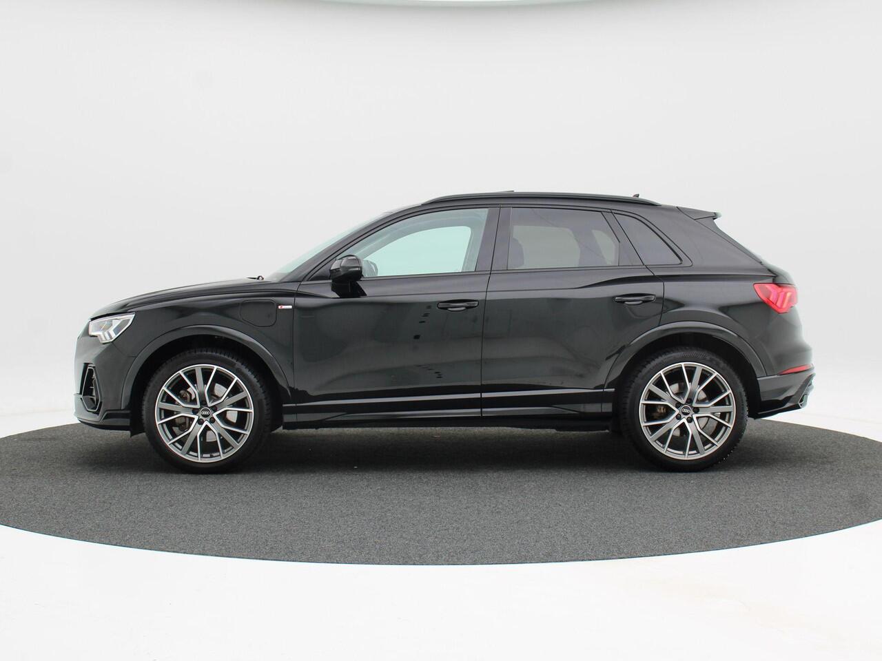 Audi Q3 45 TFSi e 245 Pk Automaat S-Line | Panoramadak | Zwart Optiek | Trekhaak Elektrisch | Virtual Cockpit | Sonos | LED | 20 Inch | 73.860 Km