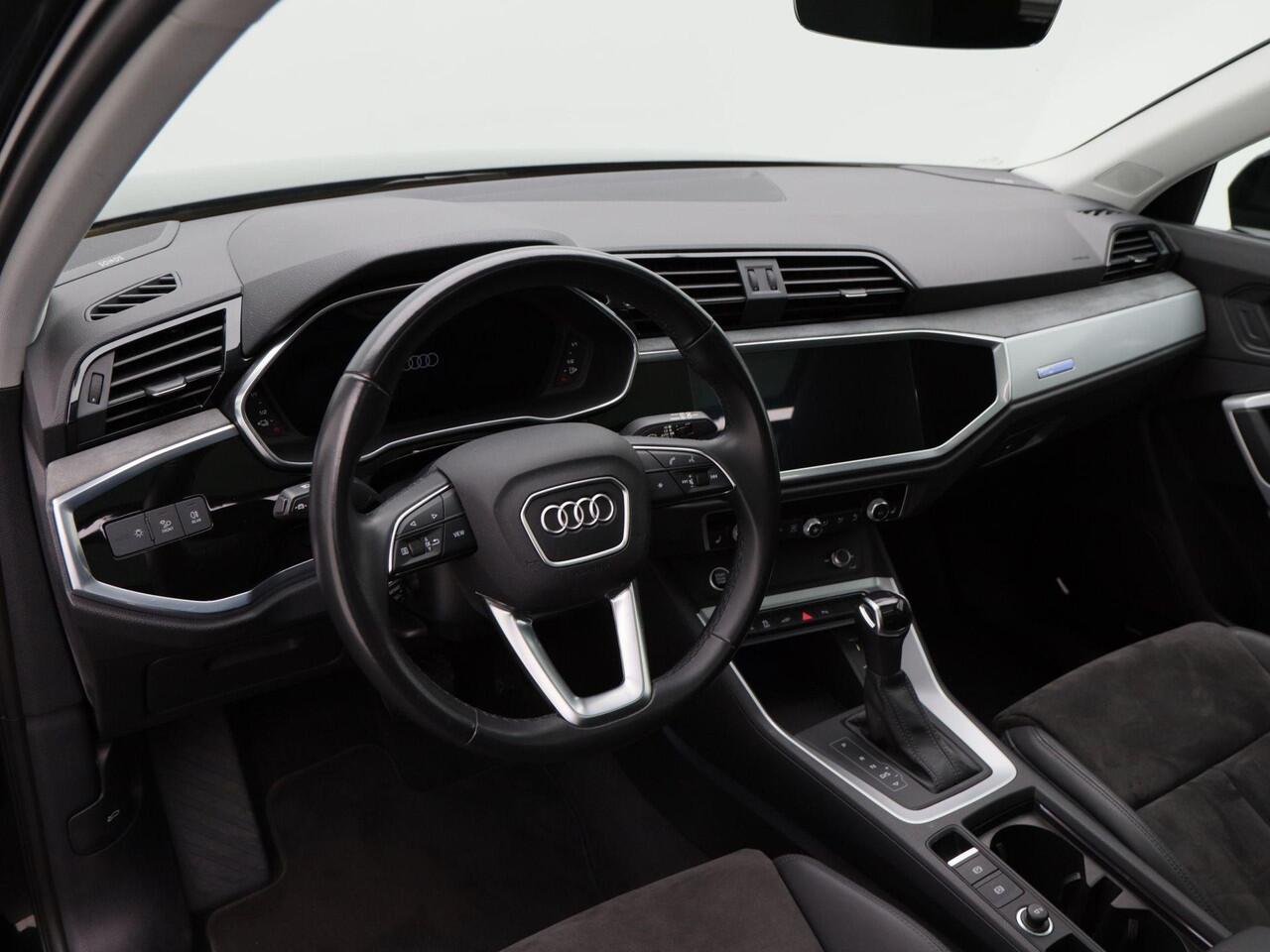 Audi Q3 45 TFSi e 245 Pk Automaat S-Line | Panoramadak | Zwart Optiek | Trekhaak Elektrisch | Virtual Cockpit | Sonos | LED | 20 Inch | 73.860 Km