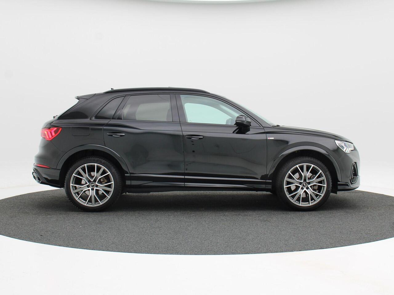 Audi Q3 45 TFSi e 245 Pk Automaat S-Line | Panoramadak | Zwart Optiek | Trekhaak Elektrisch | Virtual Cockpit | Sonos | LED | 20 Inch | 73.860 Km