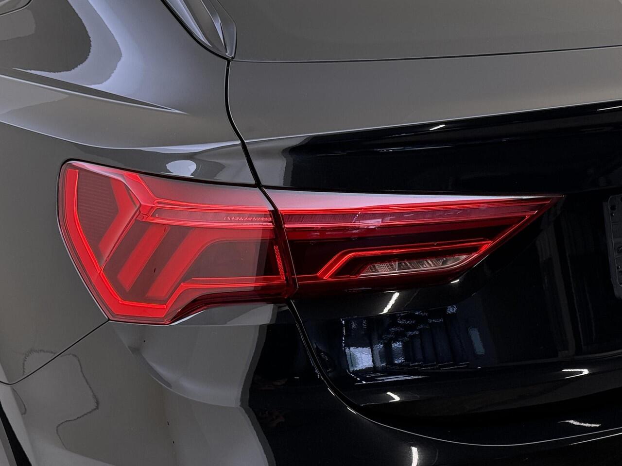 Audi Q3 Sportback 45 TFSI e S edition | SoH 90% | Achteruitrijcamera | Lederen bekleding | Adaptieve cruise control | Dodehoek detectie | Keyless | Stoelverwarming | Navigatie |