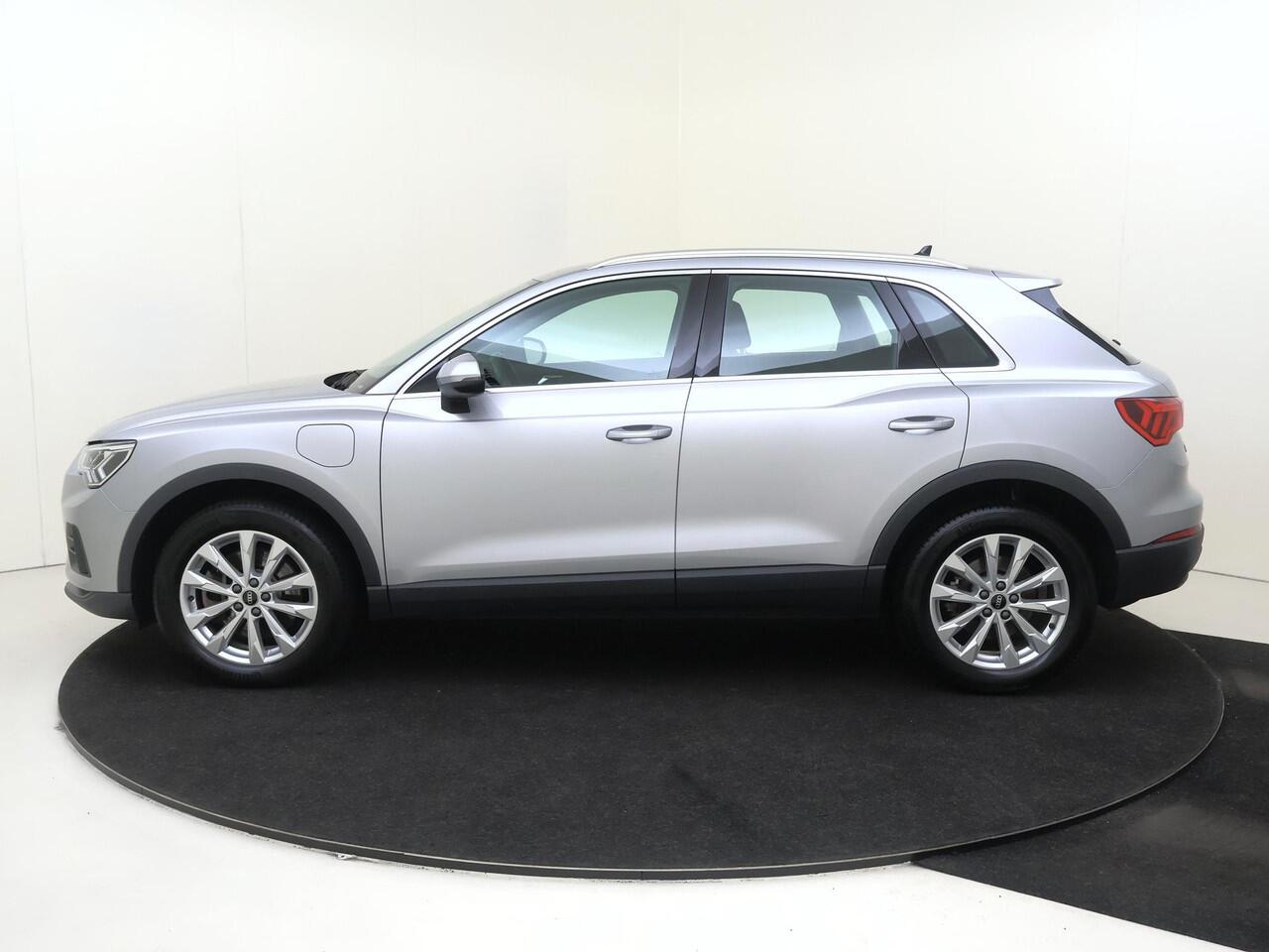 Audi Q3 45 TFSI e Advanced edition | SoH 90% | Trekhaak | Lederen bekleding | Adaptieve cruise control | Parkeersensoren achter | Audi virtual cockpit | CarPlay | Stoelverwarming |
