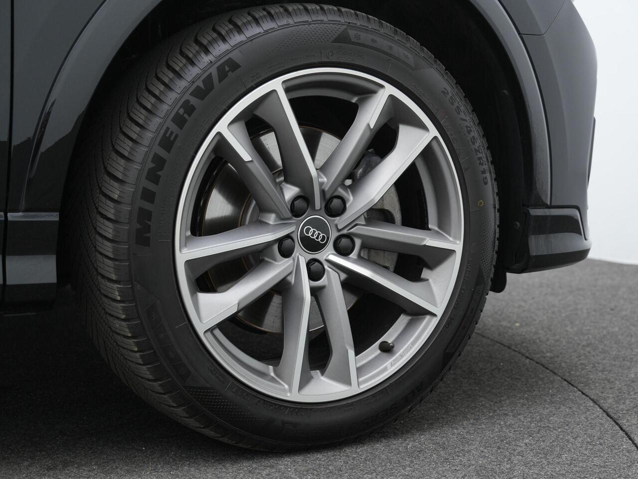 Audi Q3 45 TFSI e 245 pk S-tronic S-Line | Panoramadak | Leder | Stoelverwarming | Adaptive Cruise | Navigatie | Parkeersensoren voor/achter