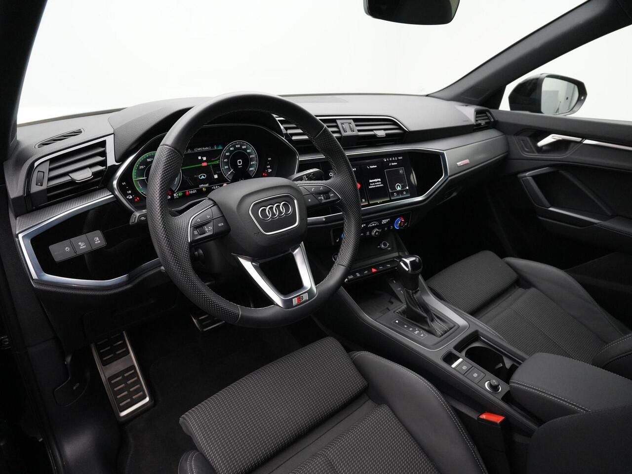 Audi Q3 Sportback 45 TFSI e 245 pk S-tronic S-Line | Panoramadak | Trekhaak | 360 camera | Navigatie | Stoelverwarming