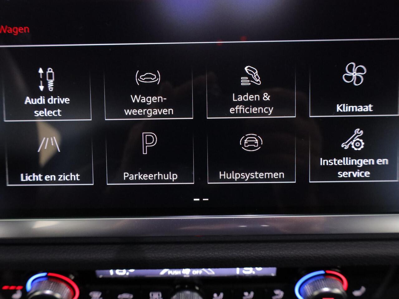 Audi Q3 Sportback 45 TFSI e S Edition 245pk | 87% SOH | Private lease vanaf ¤800,- | Elektrisch verstelbare voorstoelen | Parkeeercamera | Verwarmbare voorstoelen | Navigatie