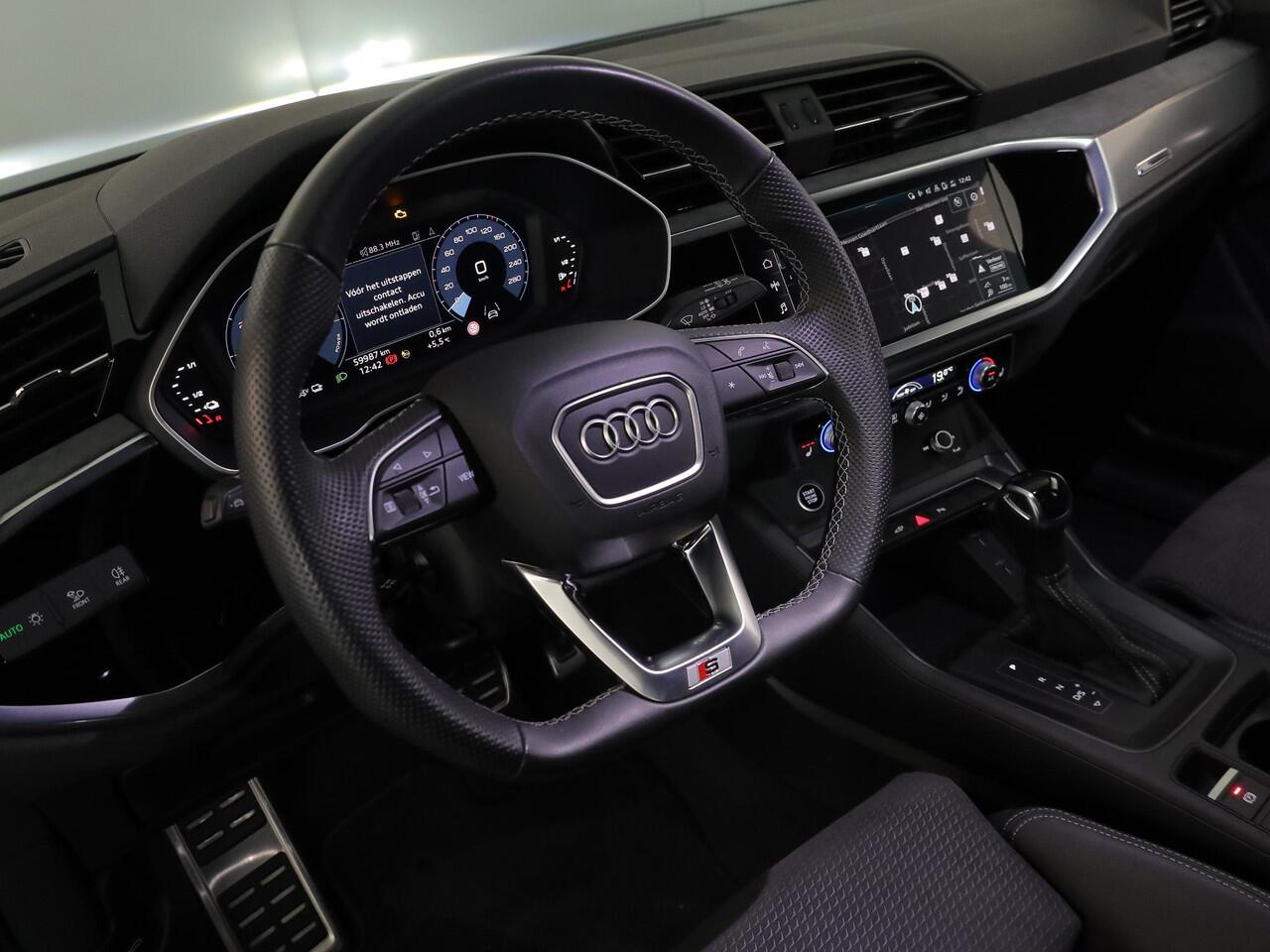 Audi Q3 Sportback 45 TFSI e S Edition 245pk | 87% SOH | Private lease vanaf ¤800,- | Elektrisch verstelbare voorstoelen | Parkeeercamera | Verwarmbare voorstoelen | Navigatie