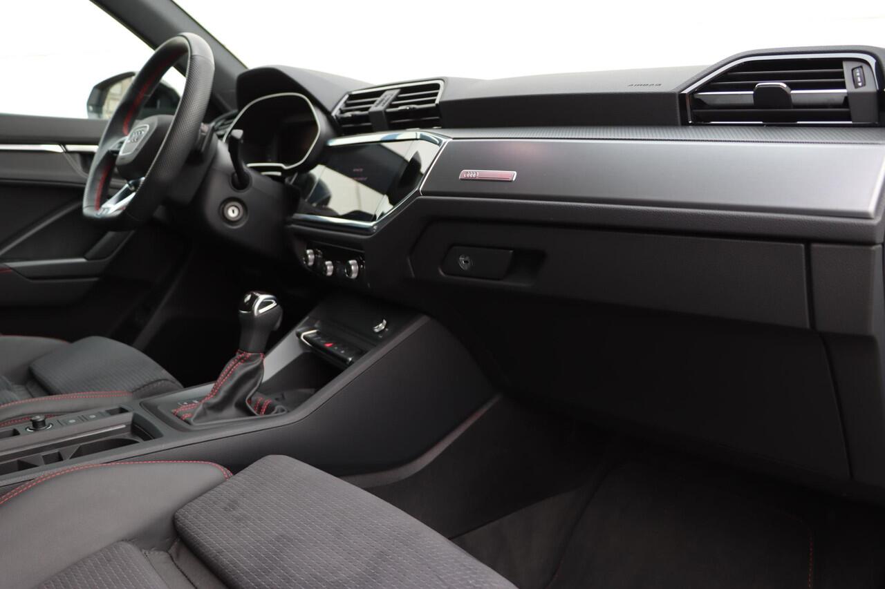 Audi Q3 45 TFSI e S edition 245pk S-Tronic | Camera | Parkassist | Carplay | Elektrische achterklep