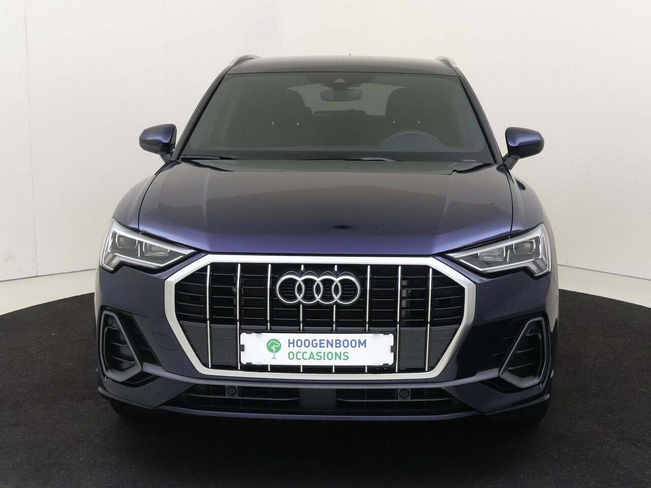 Audi Q3 45 TFSI e S edition | Trekhaak | Achteruitrijcamera | Adaptieve cruise control | Dodehoek detectie | CarPlay | Navigatie | Audi virtual cockpit |