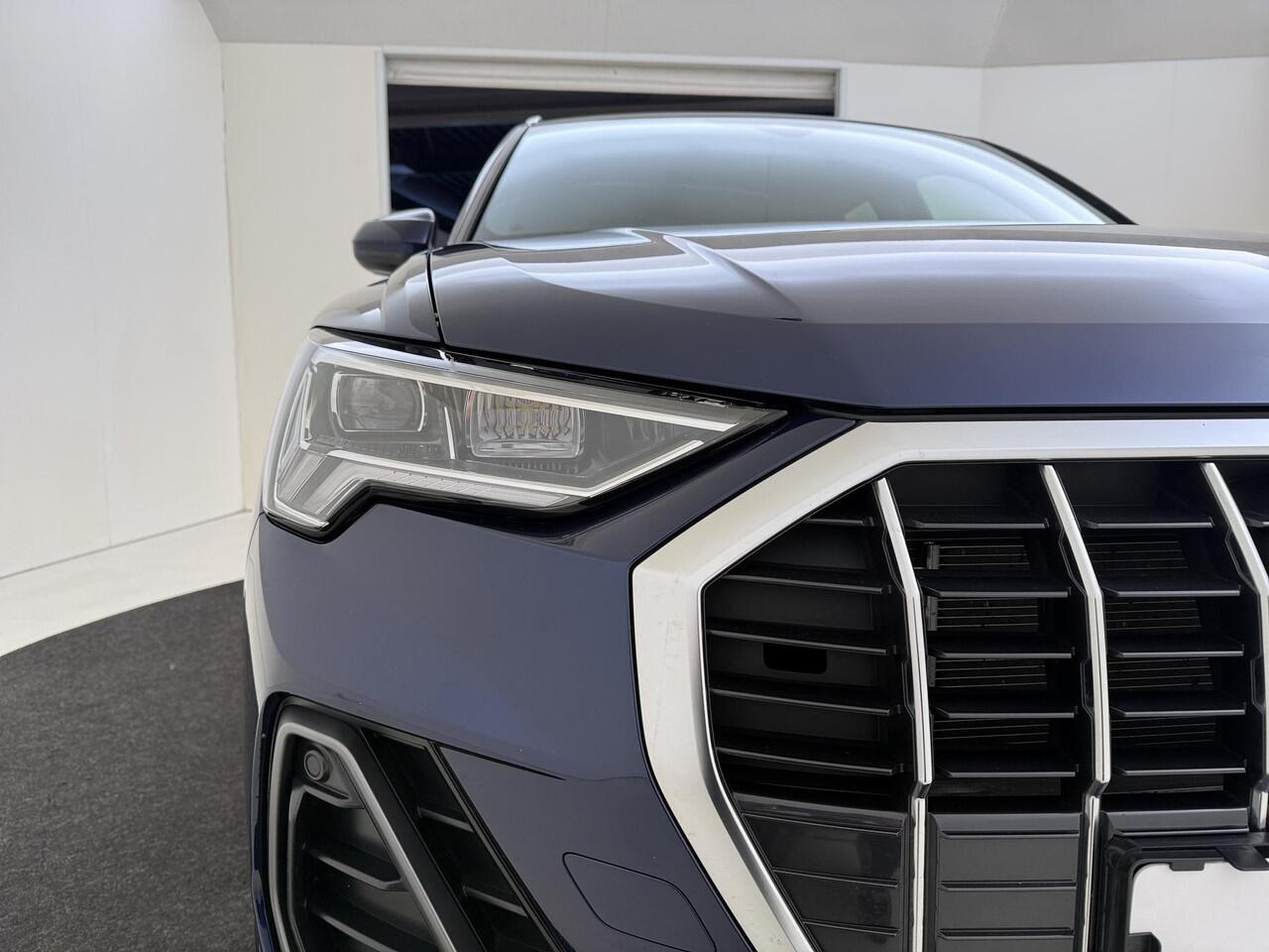 Audi Q3 45 TFSI e S edition | Trekhaak | Achteruitrijcamera | Adaptieve cruise control | Dodehoek detectie | CarPlay | Navigatie | Audi virtual cockpit |