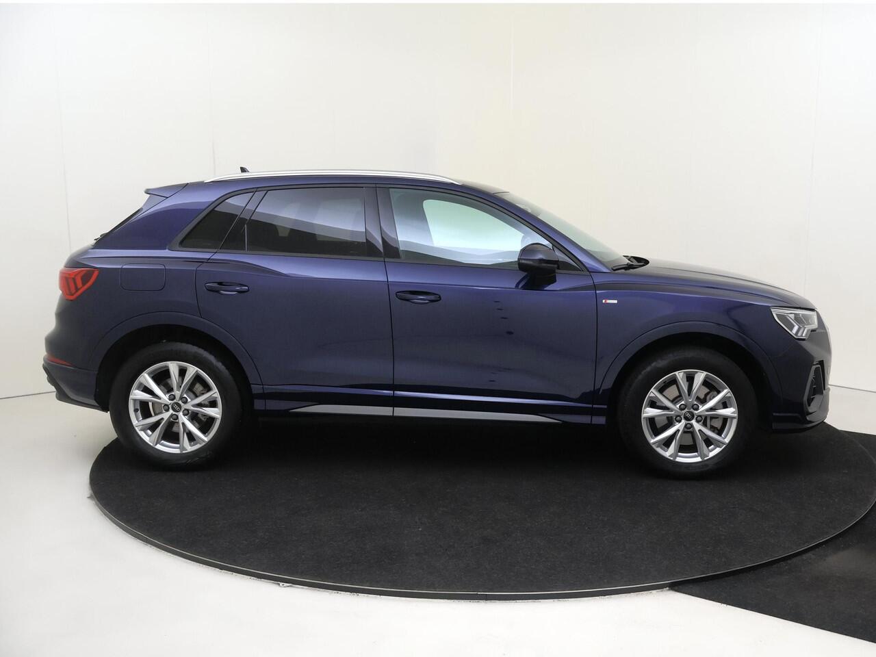 Audi Q3 45 TFSI e S edition | Trekhaak | Achteruitrijcamera | Adaptieve cruise control | Dodehoek detectie | CarPlay | Navigatie | Audi virtual cockpit |