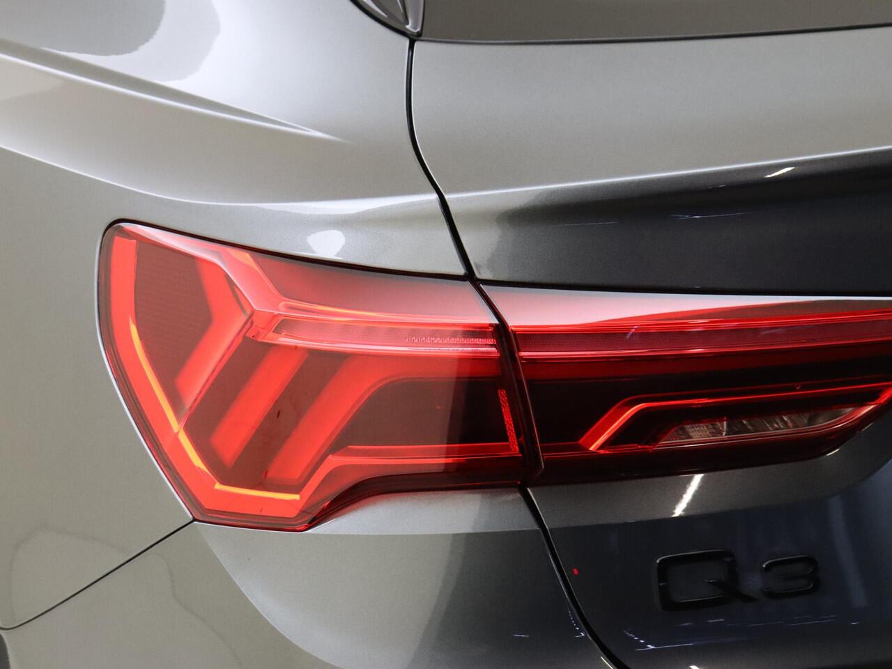 Audi Q3 Sportback 45 TFSI e S edition | SoH 100% | Panoramadak | Lederen bekleding | LED matrix verlichting | Achteruitrijcamera | Adaptieve cruise control | Dodehoek detectie | Keyless | CarPlay |