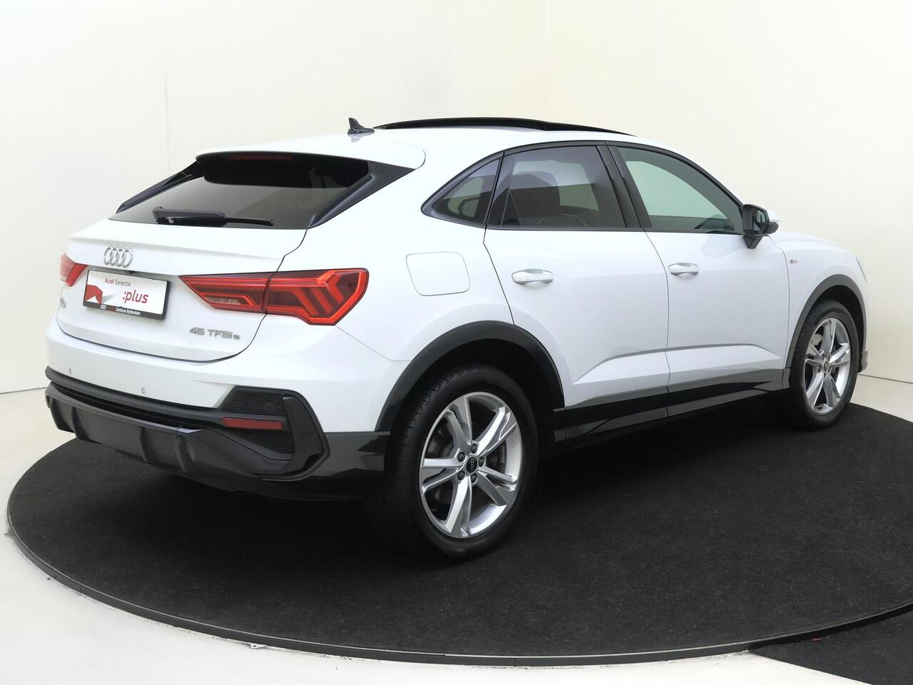 Audi Q3 Sportback 45 TFSI e S Edition | Panoramadak | Achteruitrijcamera | Dodehoek detectie | Adaptieve cruise control | CarPlay | Audi virtual cockpit | Stoelverwarming |