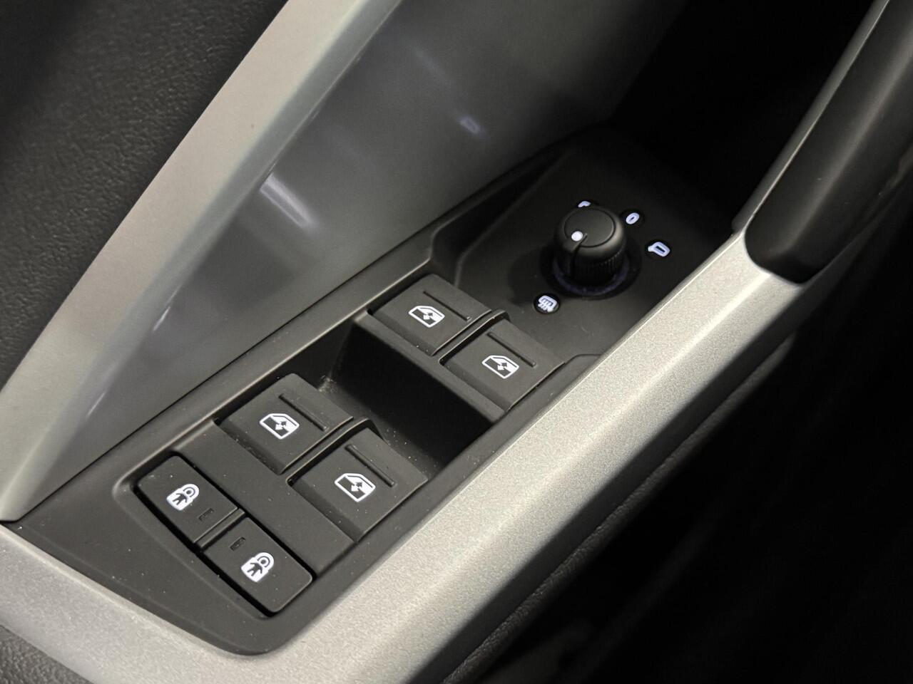 Audi Q3 Sportback 35 TFSI Automaat S Edition 19" Lichtmetalen Velgen | Climate Control | Panorama-schuifdak | Audi sound system | Navigatie| Audi virtual cockpit | Lederen Bekleding | S Line exterieur( Vestiging - Vianen Tel: 0347-371248 )