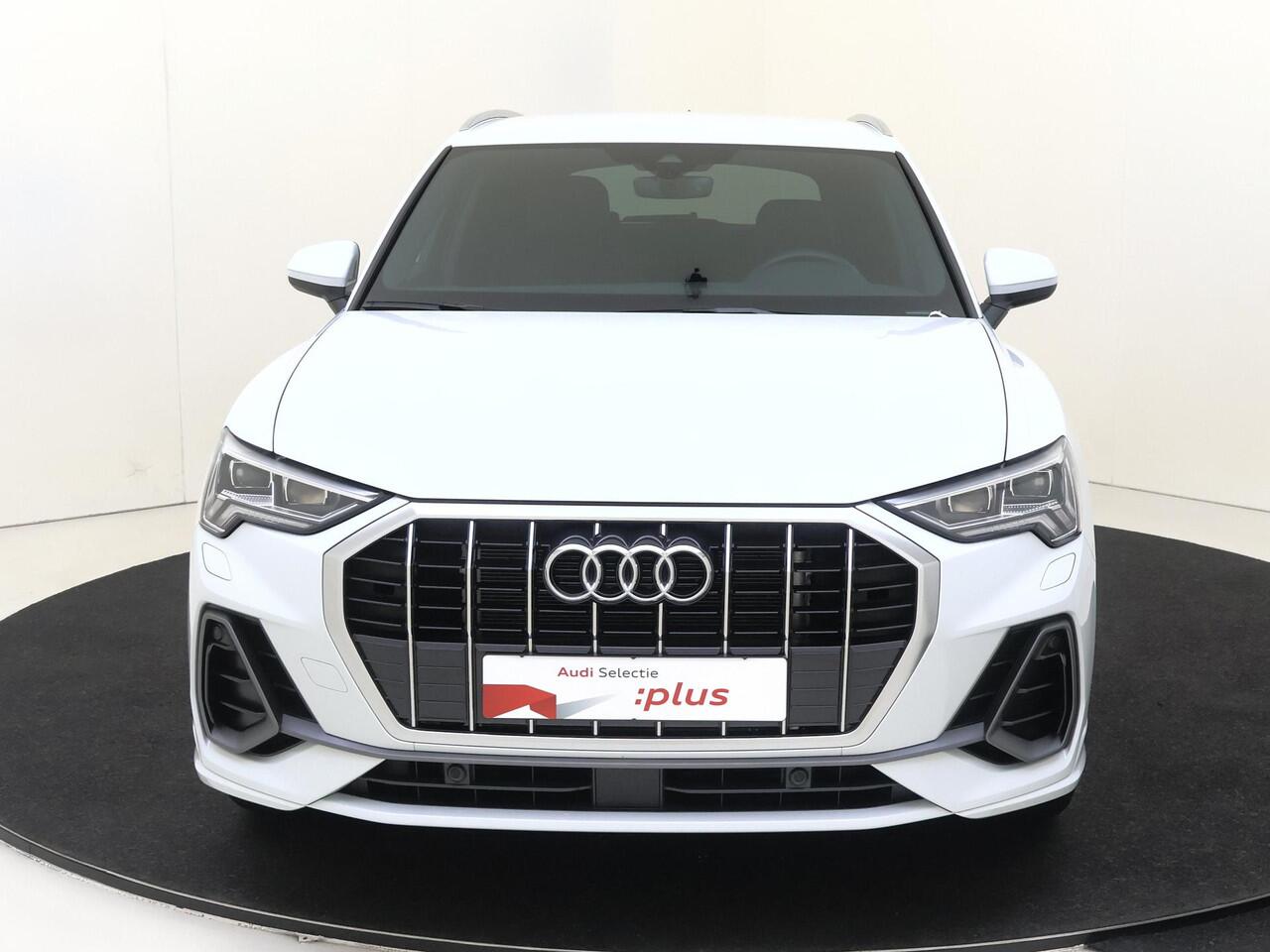 Audi Q3 45 TFSI e S edition | Achteruitrijcamera | Adaptieve cruise control | Dodehoek detectie | Keyless | Stoelverwarming | Navigatie | Lederen bekleding |