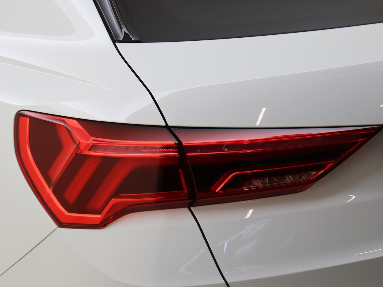 Audi Q3 45 TFSI e S edition | Achteruitrijcamera | Adaptieve cruise control | Dodehoek detectie | Keyless | Stoelverwarming | Navigatie | Lederen bekleding |