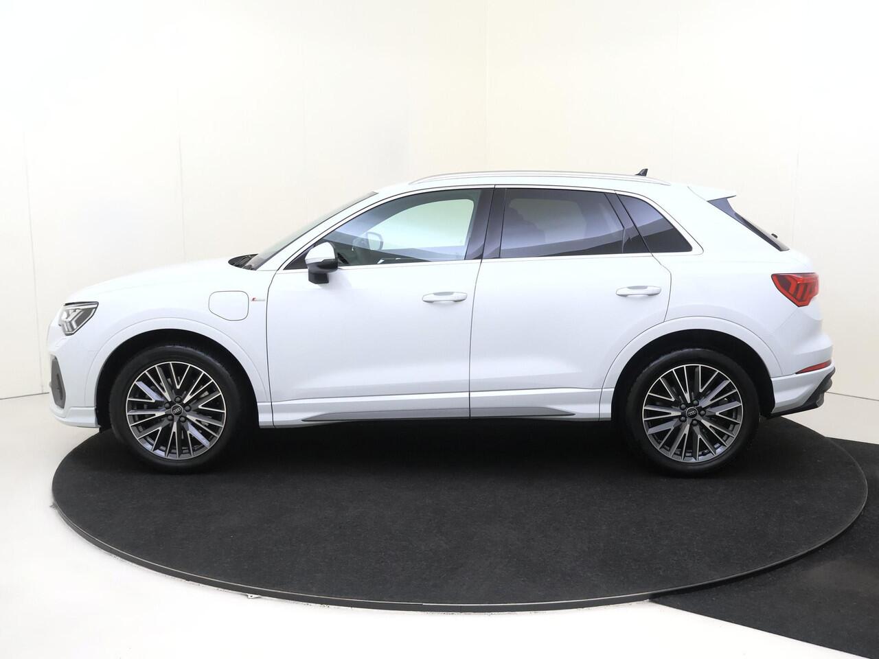 Audi Q3 45 TFSI e S edition | Achteruitrijcamera | Adaptieve cruise control | Dodehoek detectie | Keyless | Stoelverwarming | Navigatie | Lederen bekleding |