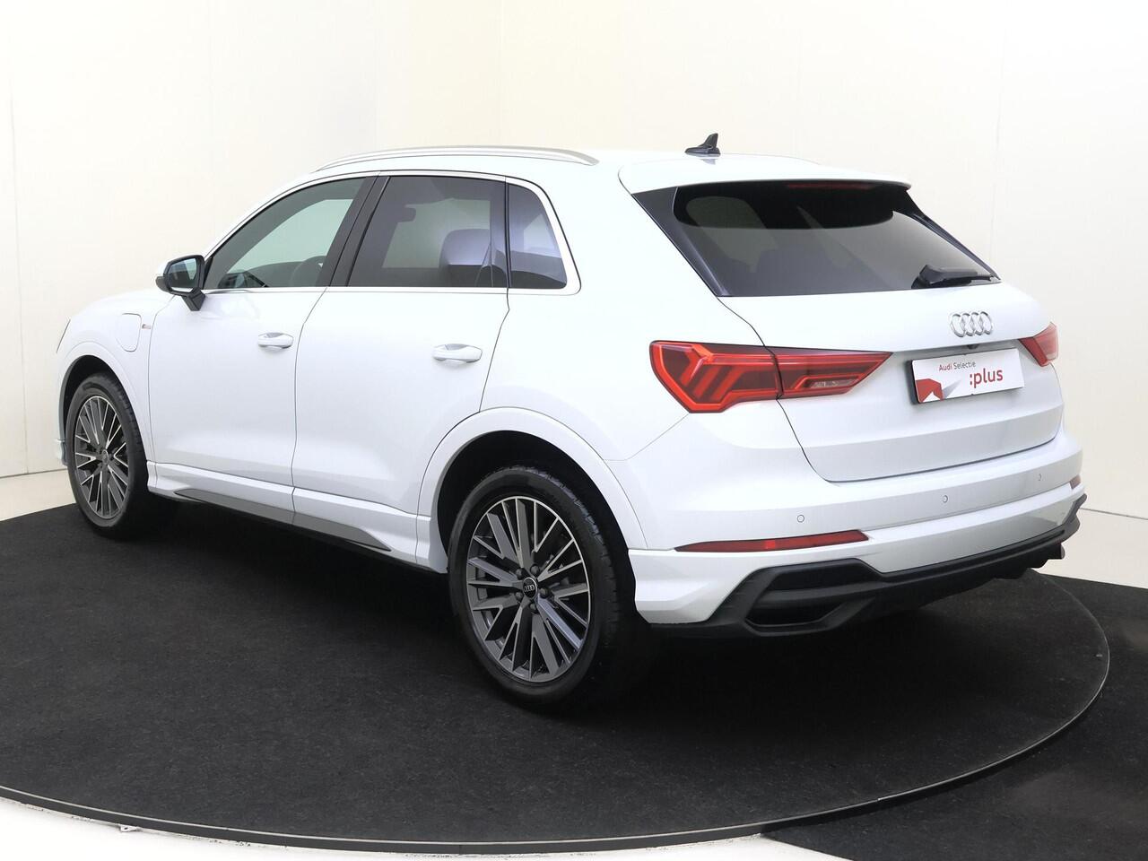 Audi Q3 45 TFSI e S edition | Achteruitrijcamera | Adaptieve cruise control | Dodehoek detectie | Keyless | Stoelverwarming | Navigatie | Lederen bekleding |