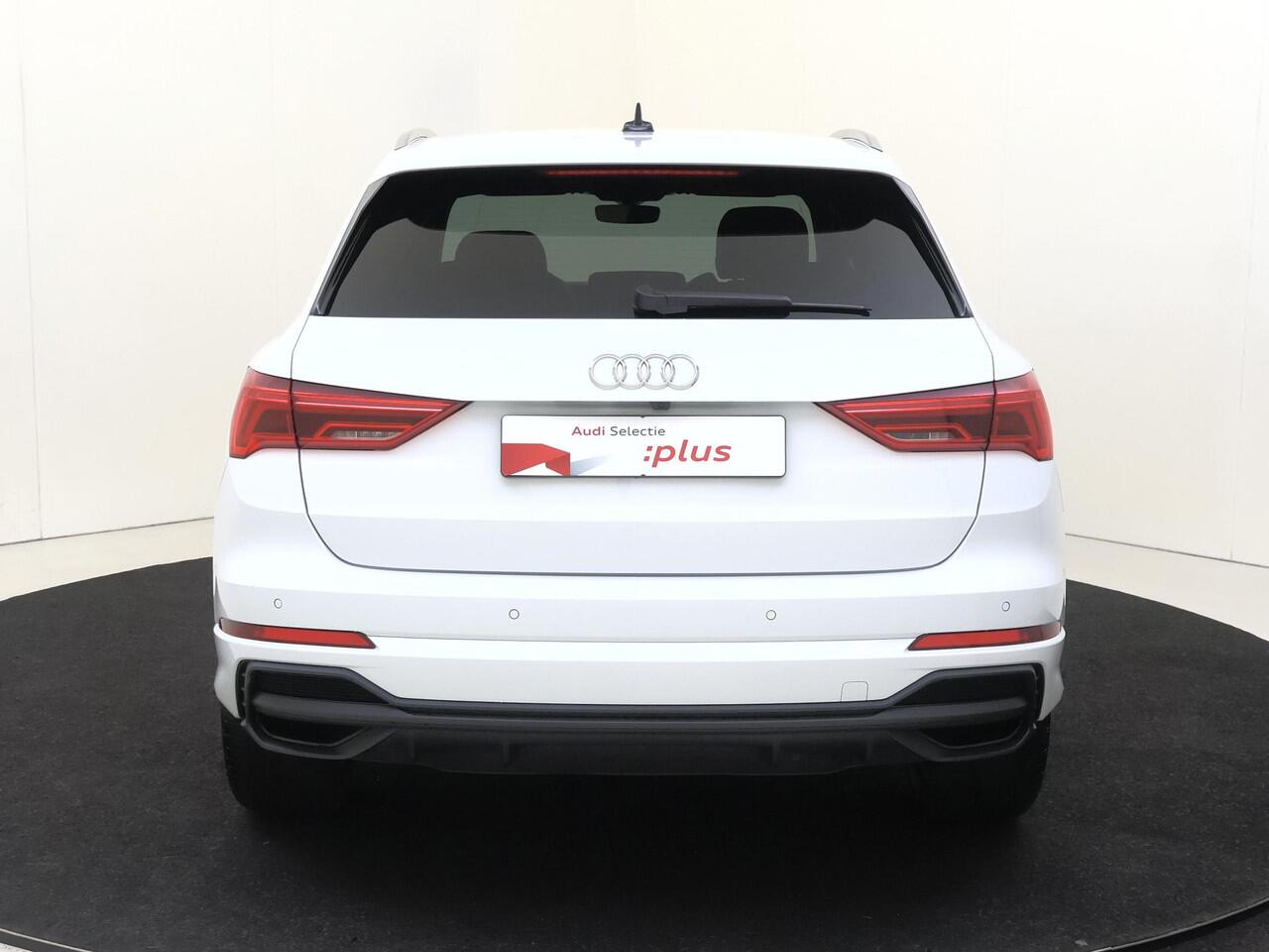 Audi Q3 45 TFSI e S edition | Achteruitrijcamera | Adaptieve cruise control | Dodehoek detectie | Keyless | Stoelverwarming | Navigatie | Lederen bekleding |