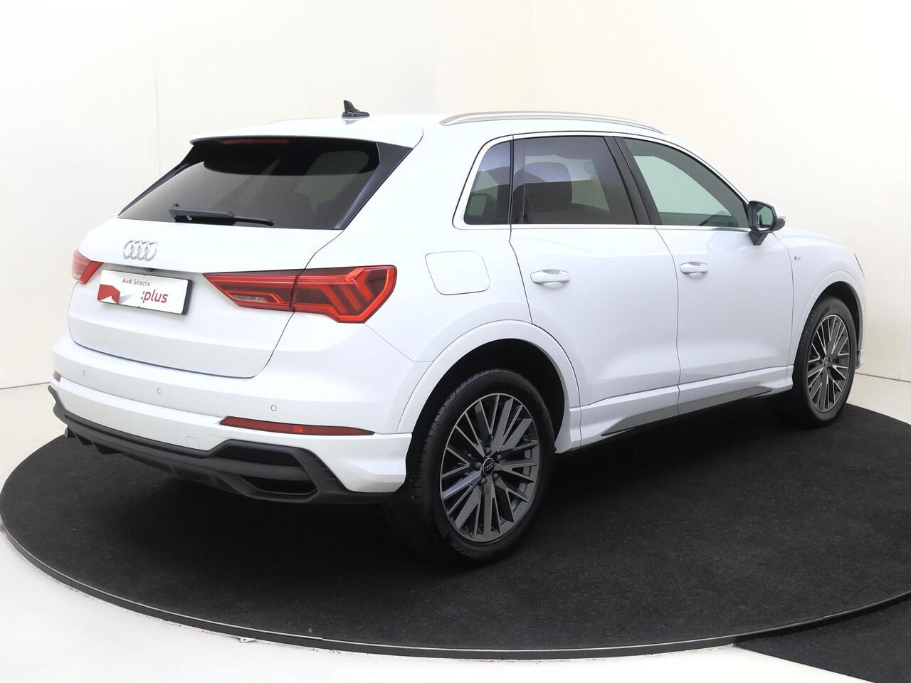 Audi Q3 45 TFSI e S edition | Achteruitrijcamera | Adaptieve cruise control | Dodehoek detectie | Keyless | Stoelverwarming | Navigatie | Lederen bekleding |