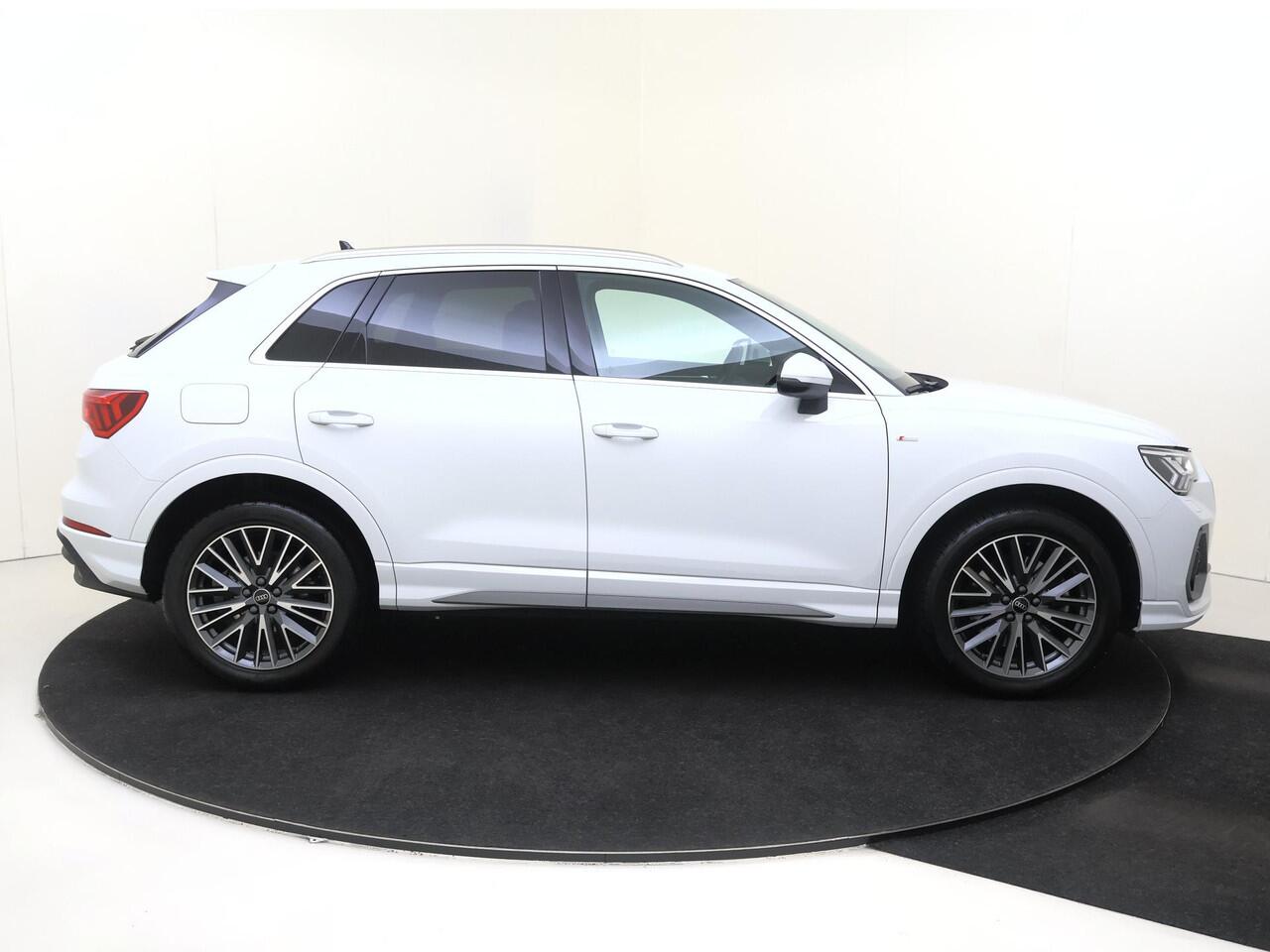 Audi Q3 45 TFSI e S edition | Achteruitrijcamera | Adaptieve cruise control | Dodehoek detectie | Keyless | Stoelverwarming | Navigatie | Lederen bekleding |