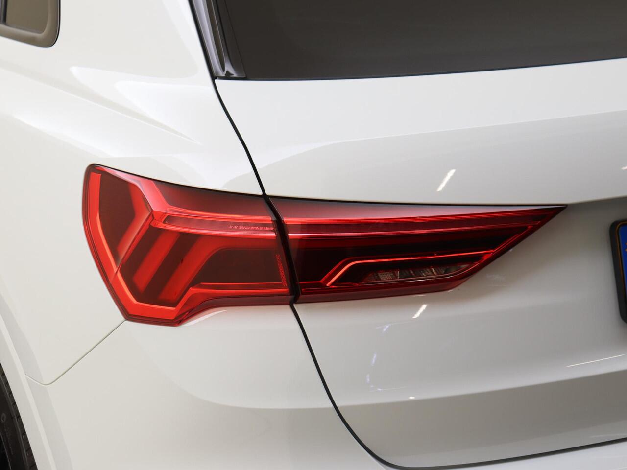 Audi Q3 45 TFSI e S edition | Trekhaak | Achteruitrijcamera | Dodehoek detectie | Keyless | Stoelverwarming | Cruise control | Navigatie |