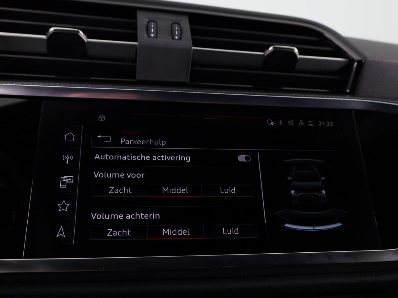 Audi Q3 35 TFSI S edition Competition 150pk| Verlengde garantie | Navigatie | Parkeercamera | 19 inch Lichtmetalen velgen | Apple Carplay/ Android Auto | S-line interieur