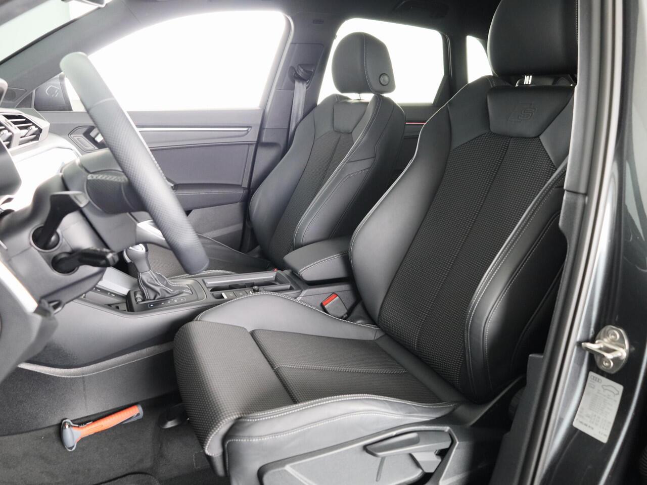 Audi Q3 35 TFSI S edition Competition 150pk| Verlengde garantie | Navigatie | Parkeercamera | 19 inch Lichtmetalen velgen | Apple Carplay/ Android Auto | S-line interieur