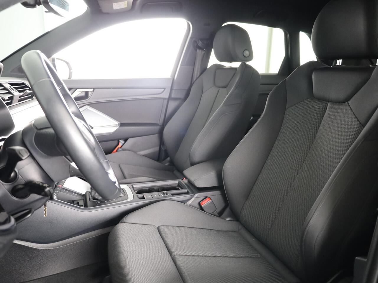 Audi Q3 45 TFSI e Advanced edition 245pk | Navigatie | Sportstoelen | 19 inch lichtmetalen velgen | Stoelverwarming | Adaptieve cruise controle