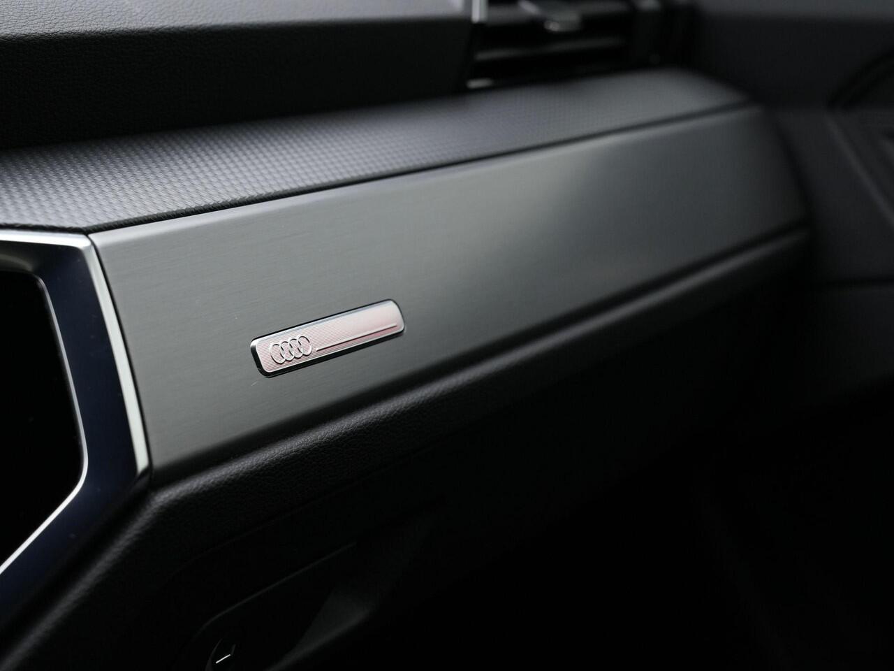 Audi Q3 45 TFSI e 245 pk S-Line | Panoramadak | Sonos | Leder/alcantara | Achteruitrijcamera | Stoelverwarming